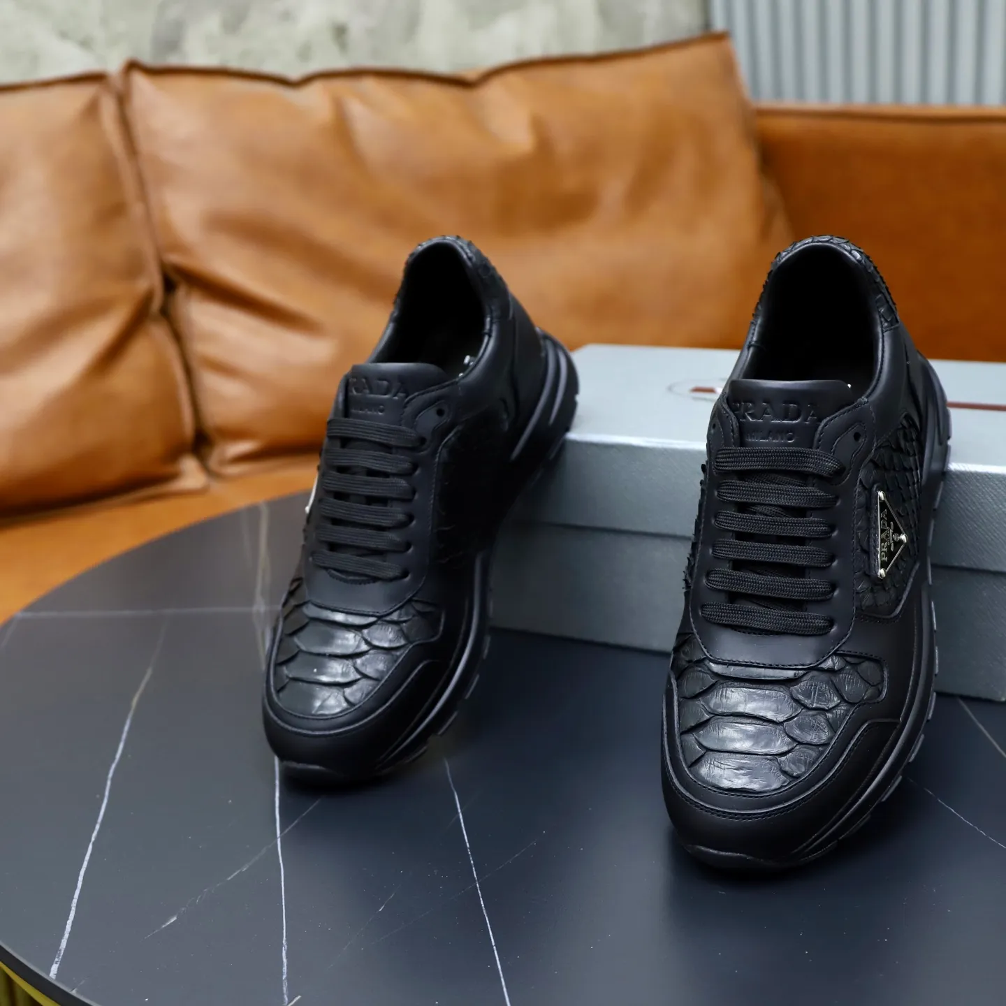 Factory price: 600💰Cow leather lining Brand: PRADA (Prada) Standard code: Men's size 38/44 (45 can be customized) Grade: Same as the official website Material: Original cowhide splicing imported cowhide lining Original combination two-color wear-resistant soft outsole Style category: Leisure and sports version Young fashion European and American trend British style Color: Real picture color